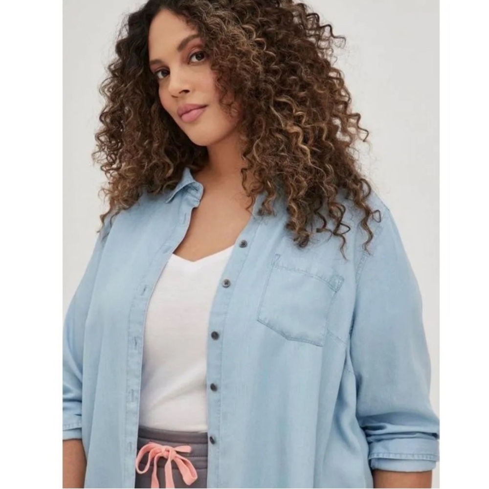 Torrid Light Blue Button-Up Shirt Size 6